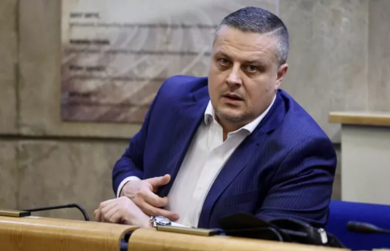 IstragaB's tweet card. Po naredbi POSKOK-a policijski službenici oduzeli su telefon federalnom dopremijeru Vojinu Mijatoviću, saznaje Istraga.ba. Telefon je oduzet u okviru istrage u slučaju namještanja tendera za dodjelu...