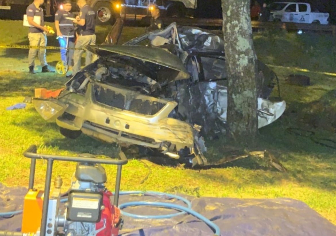 trecepy's tweet card. Un violento choque entre un automóvil y un camión de gran porte dejó como saldo un fallecido en Itapúa. El vehículo de menor porte terminó incrustado por u árbol.