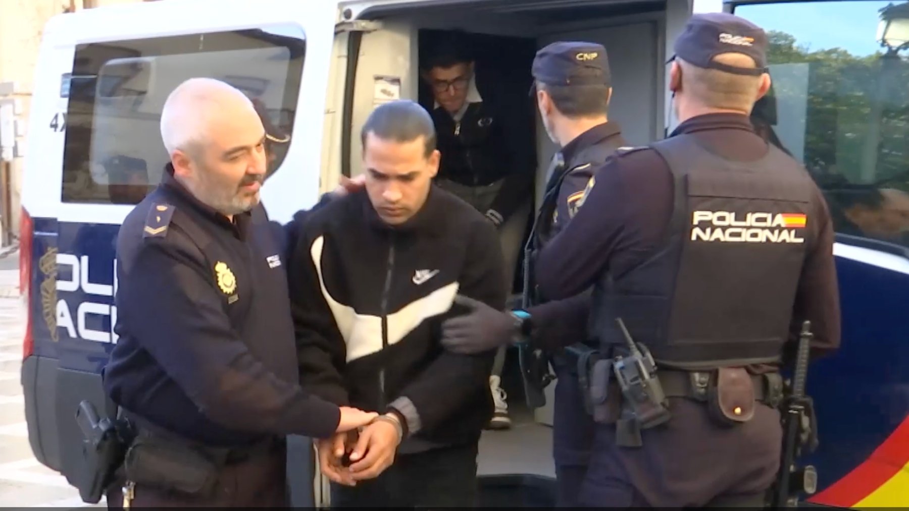 pabloharour's tweet card. Piden prisión permanente para dos marroquíes por violar y degollar a una ex concejal del PP en Los Yesos (Granada).