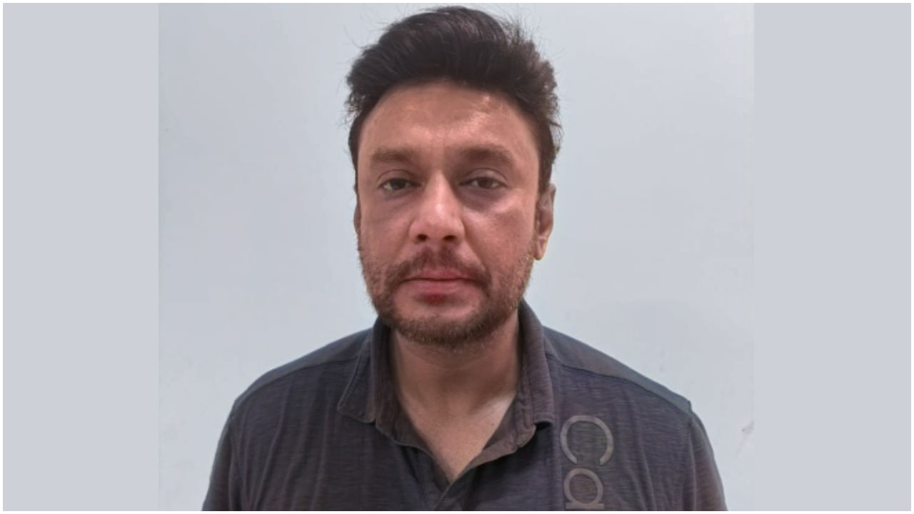 tv9kannada's tweet card. ಕೋರ್ಟ್ ಸೂಚನೆ ಇದ್ದರೂ ಕೂಡ ತಮಗೆ ಕಂಬಳಿ ನೀಡಿಲ್ಲ ಎಂದು ದರ್ಶನ್ ಅವರು ಹೇಳಿದ್ದಾರೆ. ಯಾಕೆ ಕಂಬಳಿ ನೀಡಿಲ್ಲ ಎಂದು ಜೈಲಾಧಿಕಾರಿಗಳನ್ನು ಪ್ರಶ್ನಿಸಿ ನ್ಯಾಯಾಲಯ ಗರಂ ಆಗಿದೆ. ಈ ವಿಚಾರಣೆ ವೇಳೆ ದರ್ಶನ್ ಅವರು ತಮ್ಮ ಬೆನ್ನು ನೋವಿನ ಸಮಸ್ಯೆಯನ್ನೂ...