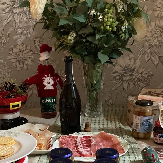 DemiLWrites's tweet card. Demi-Louise Blackburn (@demilouisewrites) • Instagram photo