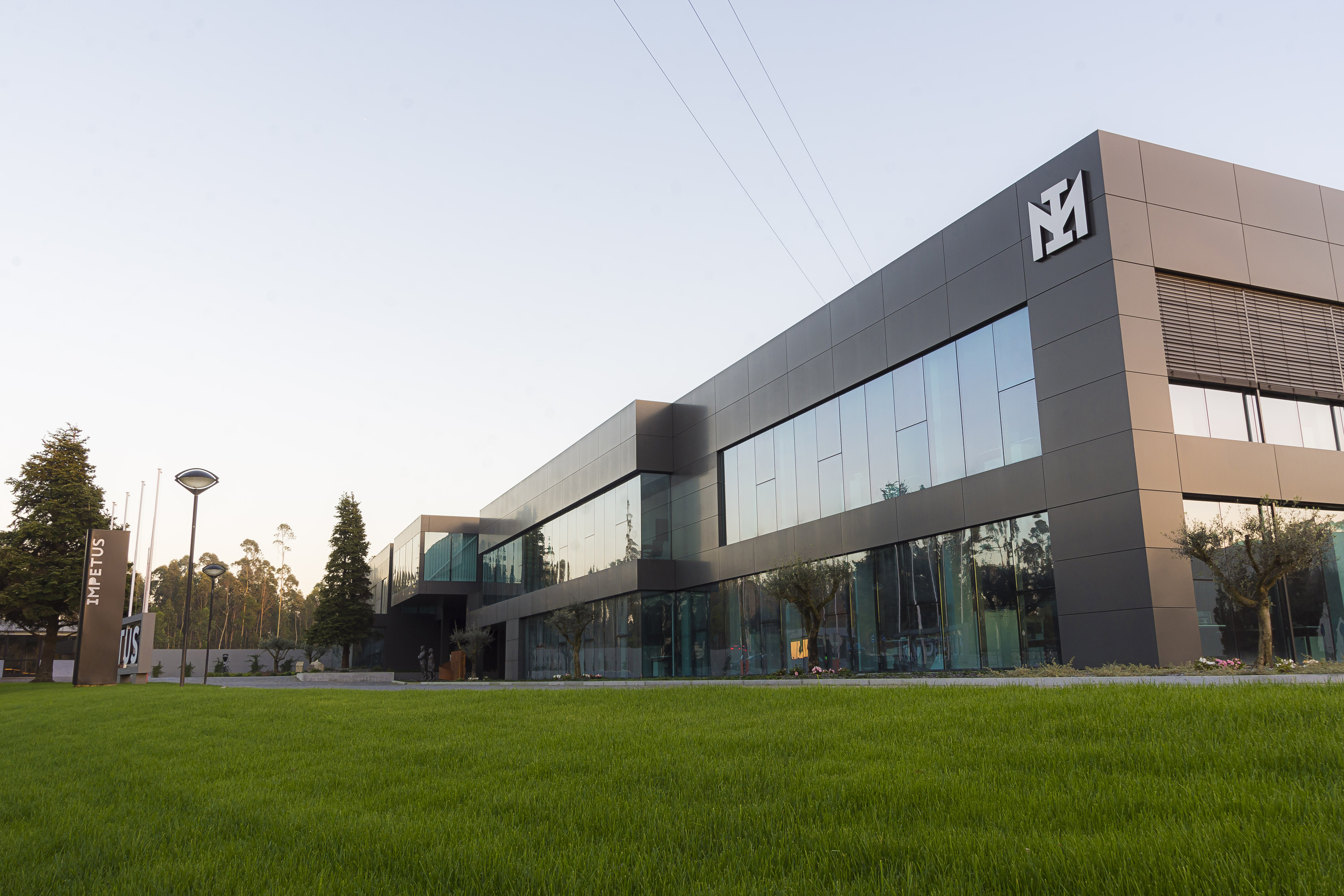 mlcluster's tweet card. Ha implementado un sistema AutoStore con un grid con 13.774 posiciones brutas, 12.000 contenedores de 330 mm de altura, 8 robots, 3 estaciones de picking tipo carrusel y 2 puestos de entrada ...