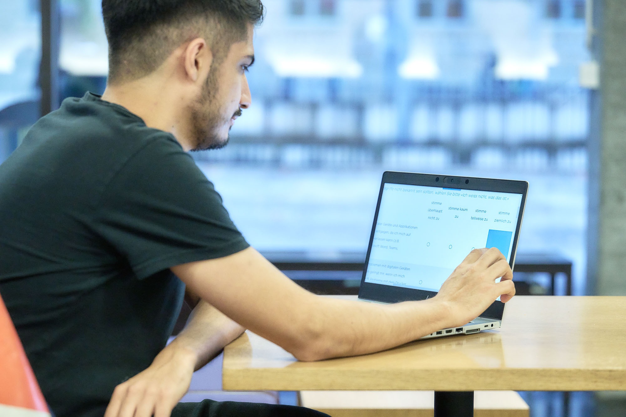 PHBern_ch's tweet card. Die PHBern hat an den Grundausbildungsinstituten eine grosse Umfrage zur Studienzufriedenheit durchgeführt. Mit hoher Beteiligung und schöner Bilanz: Bei rund 90 Prozent der Fragen liegen die...