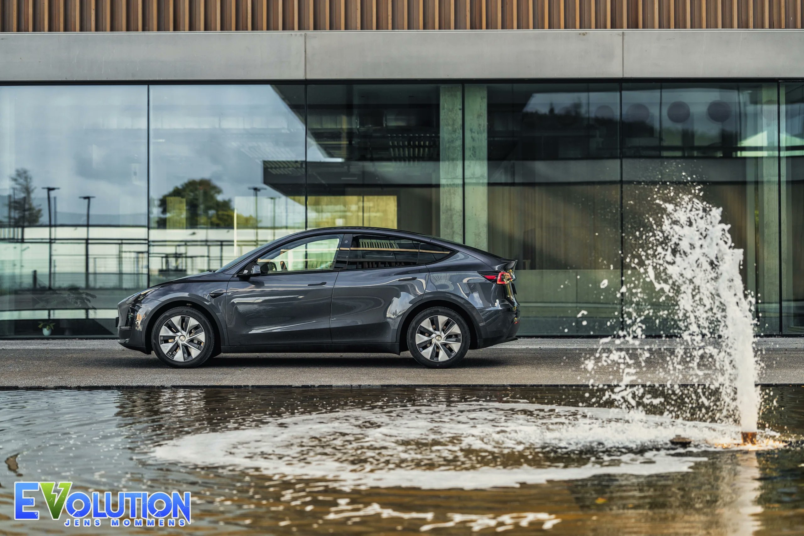 EV_olution_be's tweet card. De Tesla Model Y blijft ook in 2025 een van de populairste elektrische wagens in Europa. In onze test onderzoeken we hoe deze tweedehandsversie presteert, wat de staat van de batterij zegt over zijn...