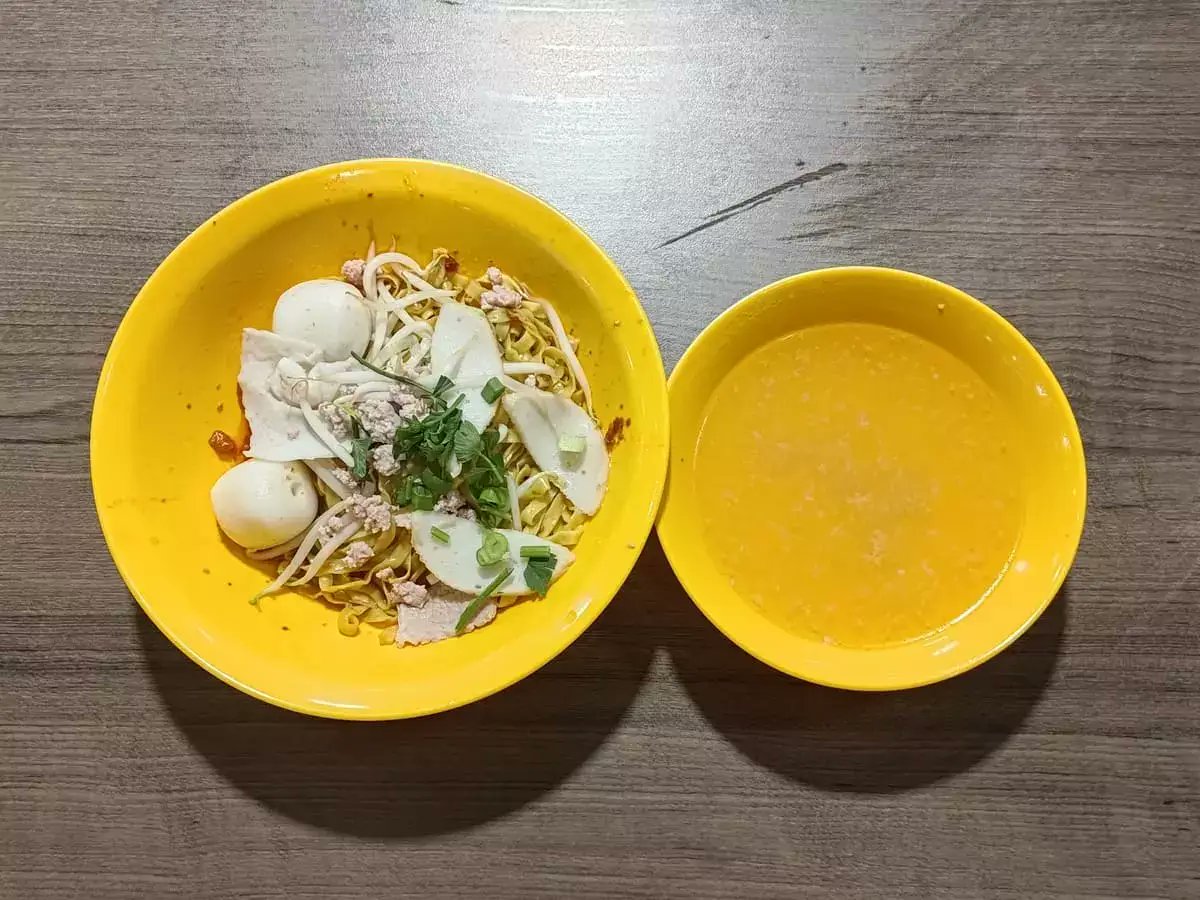 thefatguide's tweet card. A variety of fishballl and minced meat noodles, prawn mee, and laksa. Tastes nice.