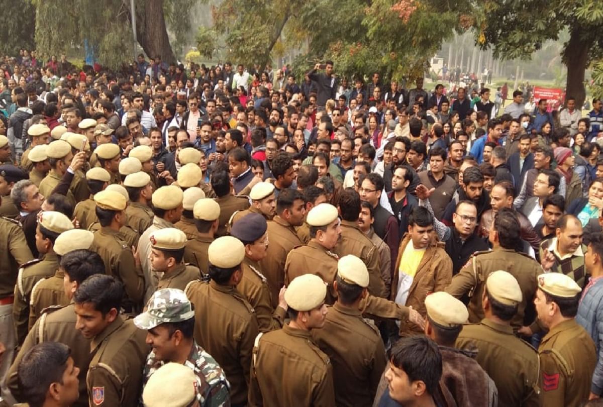 AmarUjalaNews's tweet card. दिल्ली विश्वविद्यालय शिक्षक संघ की हड़ताल लगातार दूसरे दिन भी जारी है। इनकी मांग है कि 28 अगस्त को लाया गया सर्कुलर पूरी