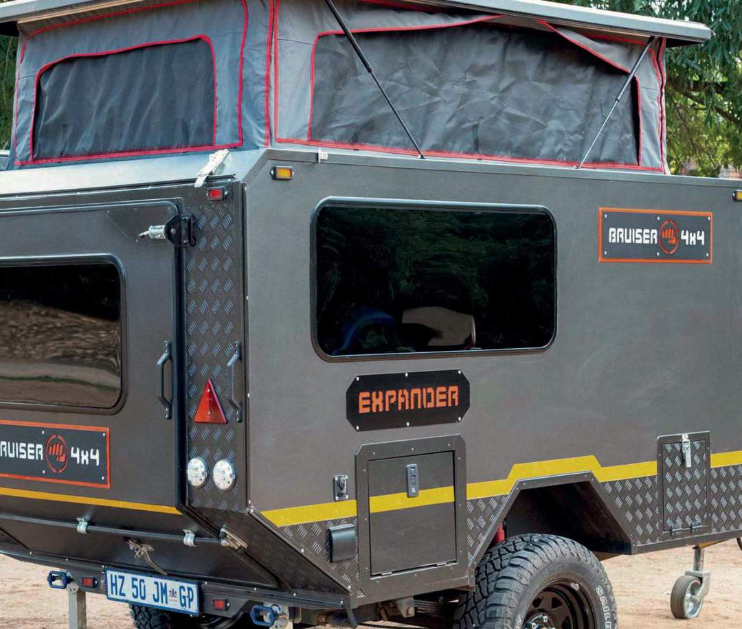 Wegtydskrif's tweet card. Wanneer dinge rof raak, kan die Bruiser 4x4 se frisgeboude Expander sy man staan. Maar dié sterkman is nie net vol spiere nie; hy het ook heelwat luukshede.