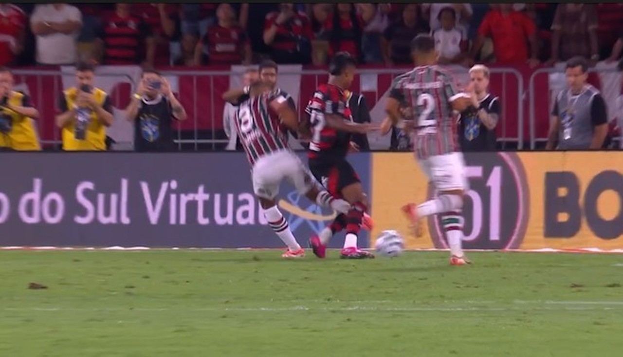 geglobo's tweet card. Atacante caiu na área após sofrer contato do zagueiro do Fluminense, mas arbitragem não assinalou pênalti; decisão de campo foi mantida após análise do VAR