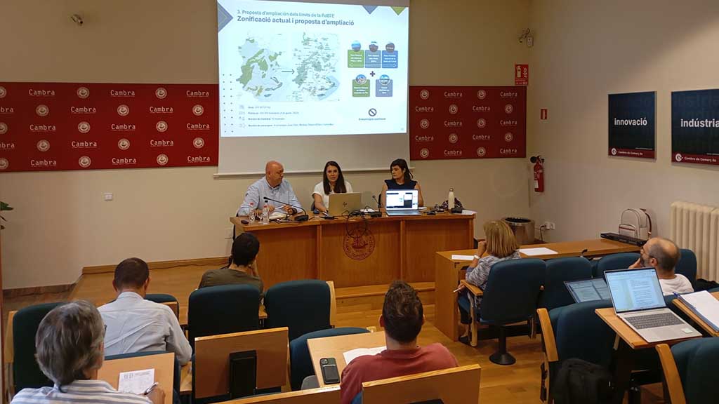 SetmanariEbre's tweet card. La sessió, que ha tingut lloc a la Cambra de Comerç de Tortosa, ha servit per abordar qüestions clau com l’actualització del Pla de Gestió