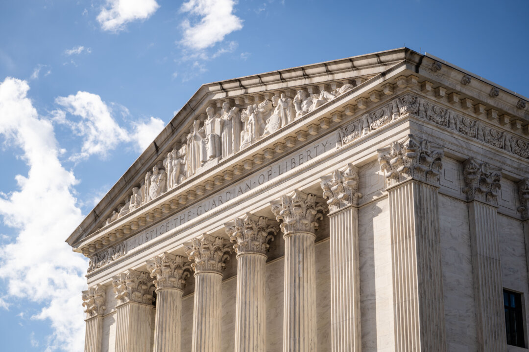 FactoSphereNews's tweet card. A federal appeals court previously ruled that an asylum seeker stopped on the Mexican side of the border should be considered to have arrived in the U.S.