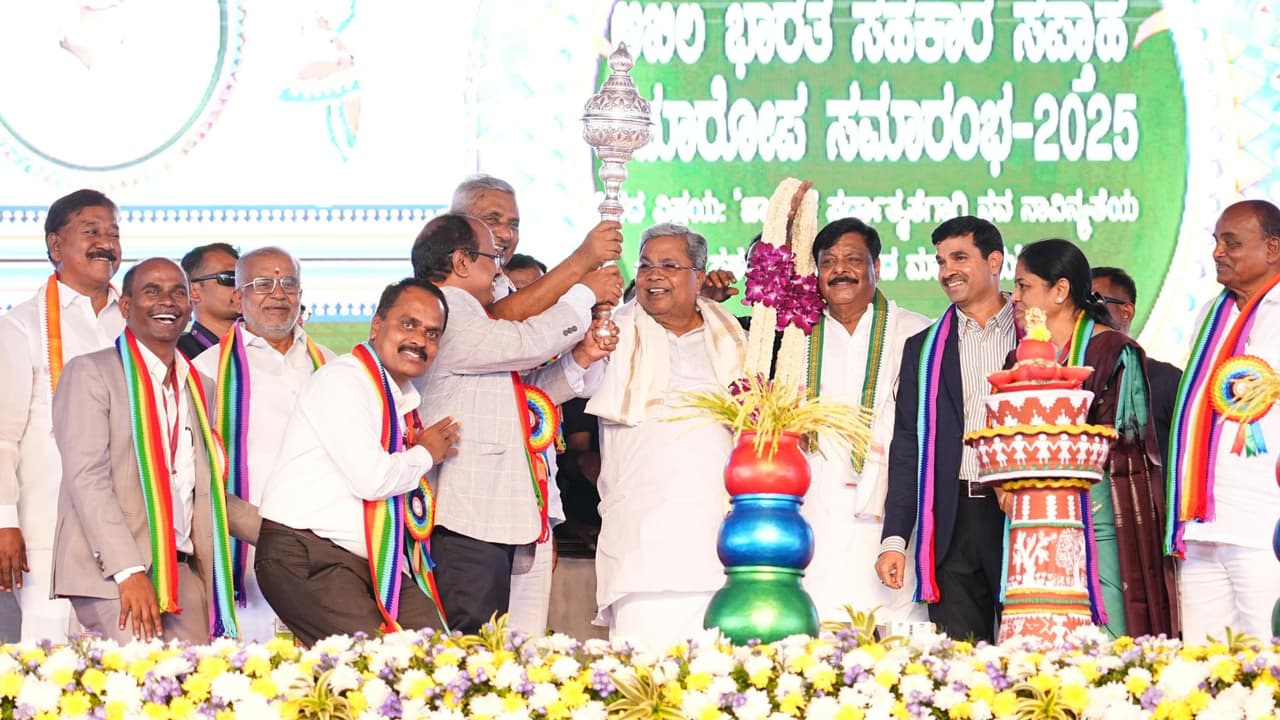 AsianetNewsSN's tweet card. ಚಾಮರಾಜನಗರದಲ್ಲಿ ನಡೆದ ಸಹಕಾರ ಸಪ್ತಾಹದಲ್ಲಿ ಮಾತನಾಡಿದ ಸಿಎಂ ಸಿದ್ದರಾಮಯ್ಯ, ಜನ ಖಾಲಿಯಾಗಿದ್ದಕ್ಕೆ ಅಸಮಾಧಾನ ವ್ಯಕ್ತಪಡಿಸಿದರು. ಜೆಡಿಎಸ್‌ನಲ್ಲಿದ್ದರೆ ದೇವೇಗೌಡರ ಕುಟುಂಬದಿಂದಾಗಿ ತಾನು ಮುಖ್ಯಮಂತ್ರಿ ಆಗುತ್ತಿರಲಿಲ್ಲ ಎಂದು ಹೇಳಿದ್ದಾರೆ.