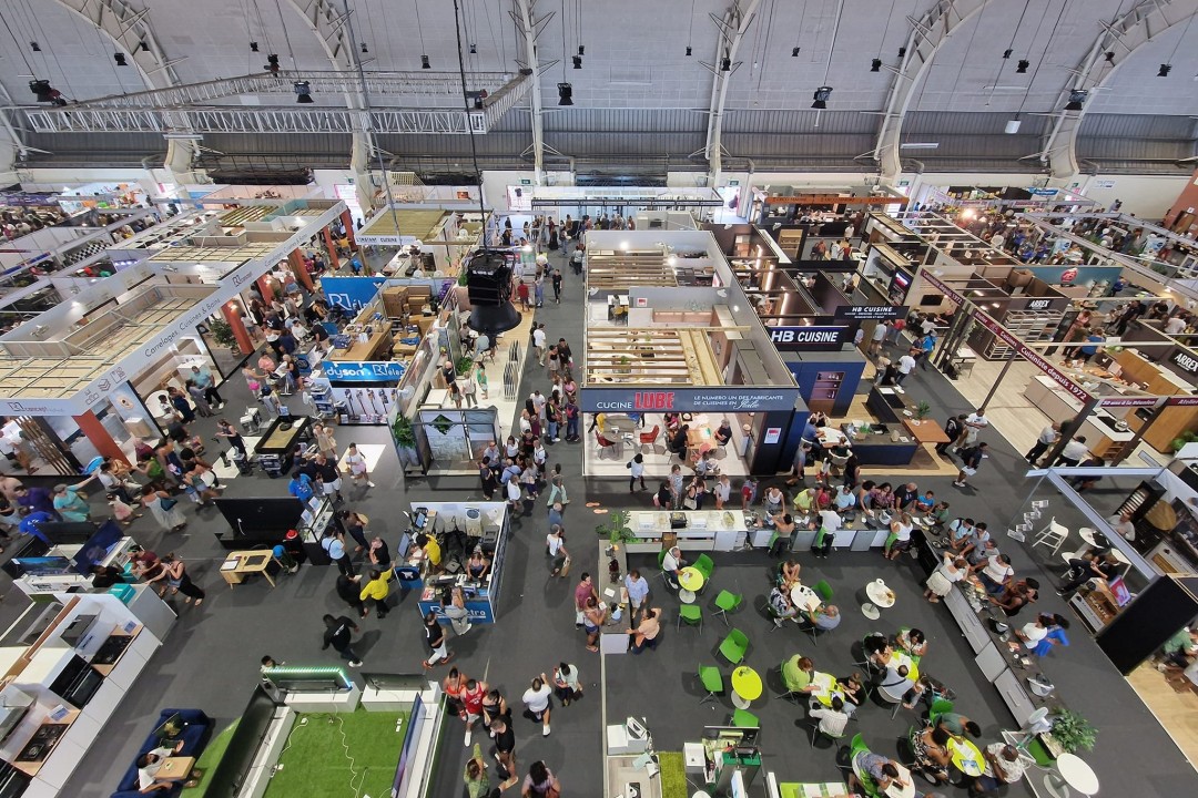 dcb_design's tweet card. Chers passionnés de design et d'habitat, Je suis ravis de vous annoncer la sortie du tout nouvel épisode de DesignKafé ! 🎧 Dans ce numéro, nous plongeons au cœur du Salon de la Maison de La Réunion...