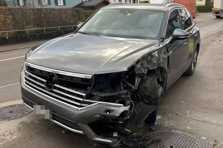 polizeitickerch's tweet card. In Bischofszell ist am Donnerstagmorgen ein 61-jähriger Autofahrer nach einem Sekundenschlaf von der Fahrbahn abgekommen und gegen einen Beleuchtungskandelaber geprallt. Verletzt wurde niemand; der...