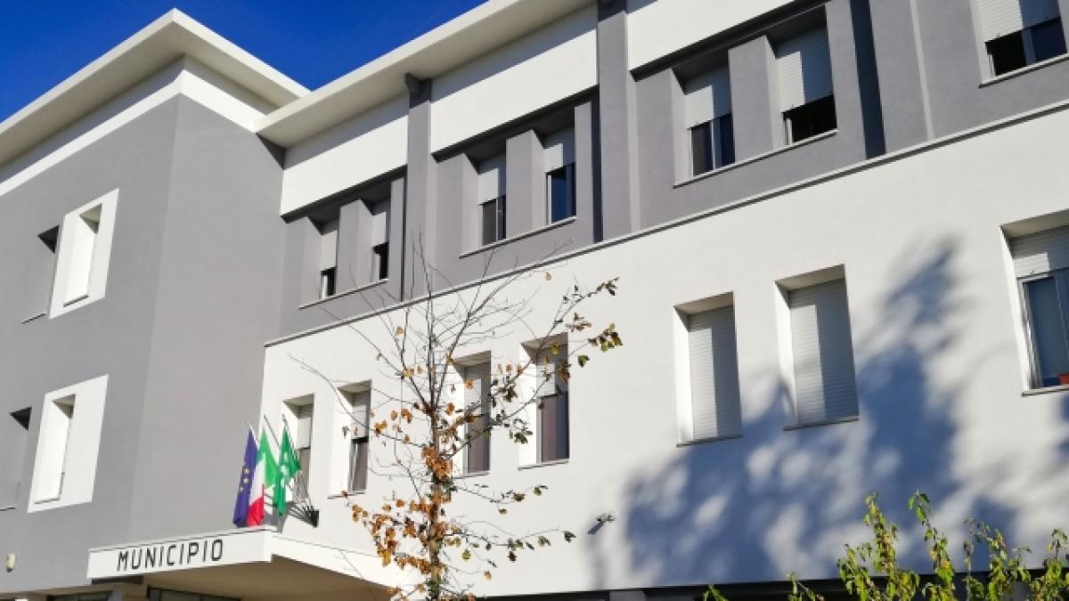 Corriere's tweet card. Lo stratagemma ideato da un 57enne di Borgo Virgilio ha retto finché la carta d'identità dell'anziana è scaduta: allora è andato in Comune indossando abito e parrucca. Il corpo dell'anziana era...