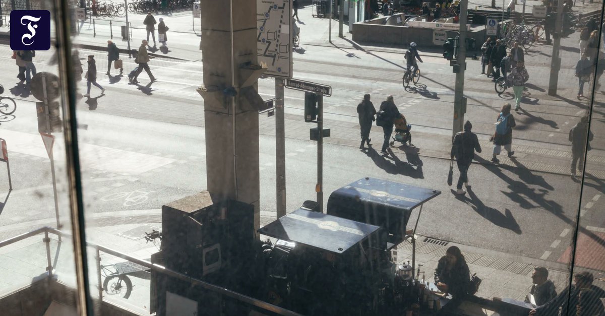 DPolGHH's tweet card. Frankfurts Innenstadt kämpft mit Problemen wie Kriminalität und Müll. Nun geben Zahlen erstmals Einblick in die Statistik der Tatverdächtigen. Warum die „Stadtbild“-Debatte gerade dort geführt werden...