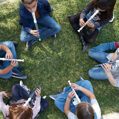 artefactos_org's tweet card. Flauta para una mano Un instrumento para disfrutar de la educación musical que se adapta a tu ritmo. Cómpralo aquí Reto La flauta dulce soprano es el instrumento más empleado en la enseñanza musical...