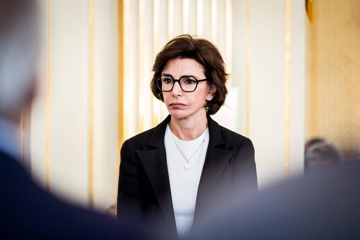 anticor_org's tweet card. Selon les révélations du « Nouvel Obs » et de l’émission « Complément d’enquête », l’actuelle ministre de la Culture a été rémunérée près de 300 000 euros par GDF Suez (devenu Engie) lorsqu’elle...