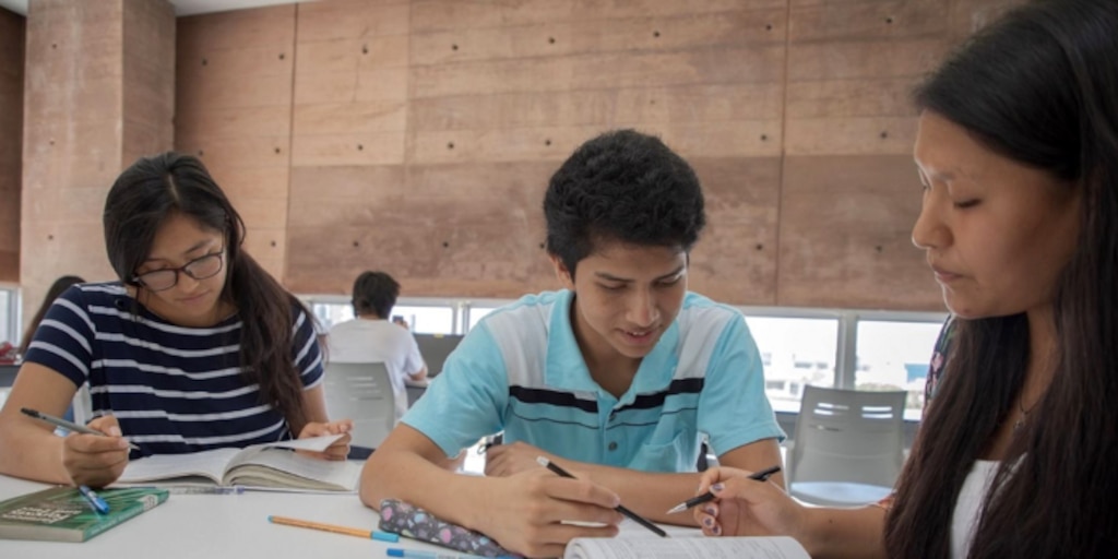 infobaeperu's tweet card. La iniciativa otorga exoneraciones para cursar estudios de posgrado, lo que representa una disminución considerable en los gastos académicos de los beneficiarios