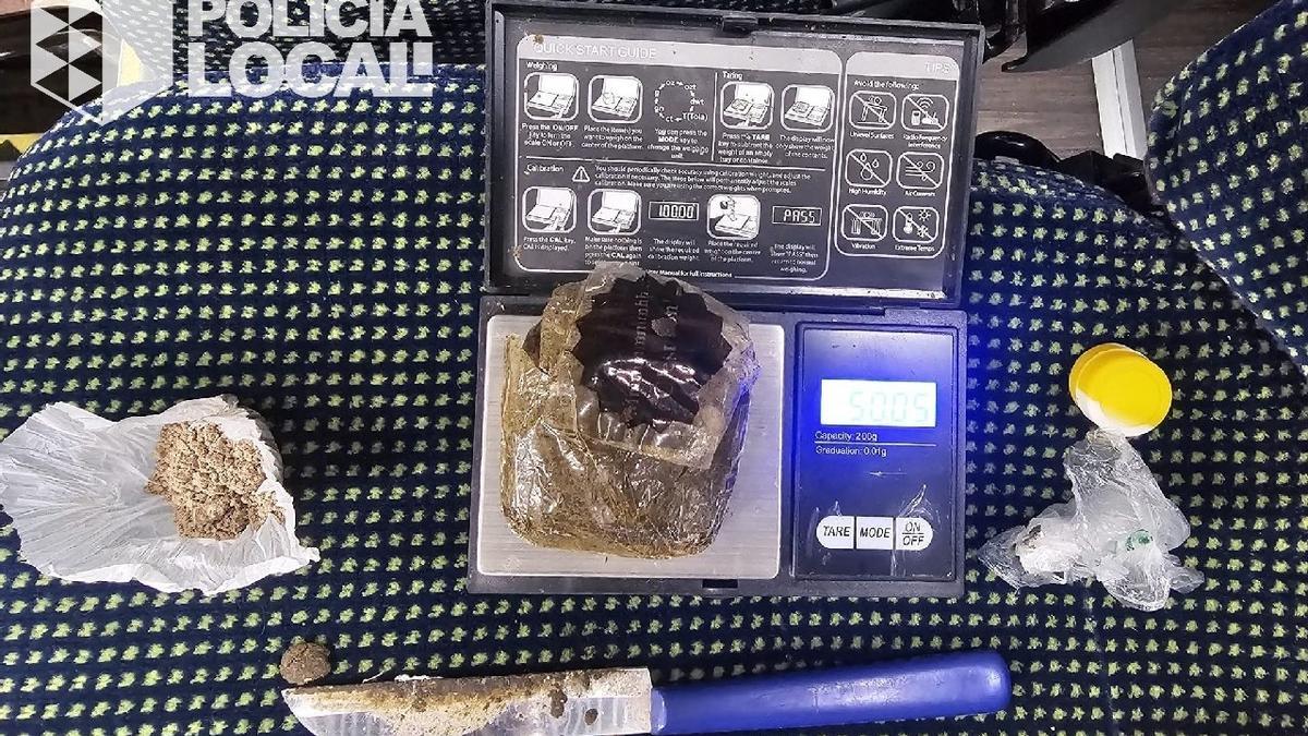 PoliciaLocalSC's tweet card. Un control rutinario de la Unidad Canina de la Policía Local permitió el hallazgo de las drogas