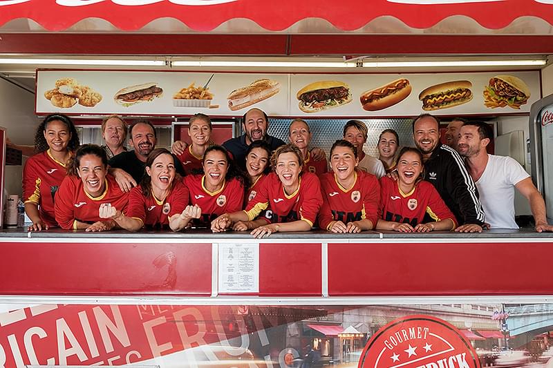 goto_jim's tweet card. クイーンズ・オブ・フィールドの作品情報。上映スケジュール、キャスト、あらすじ、映画レビュー、予告動画。窮地に陥った名門サッカーチームを救うべく立ち上がった女性たちの奮闘を描いたフランス発のハートフルコメディ。北フラン...