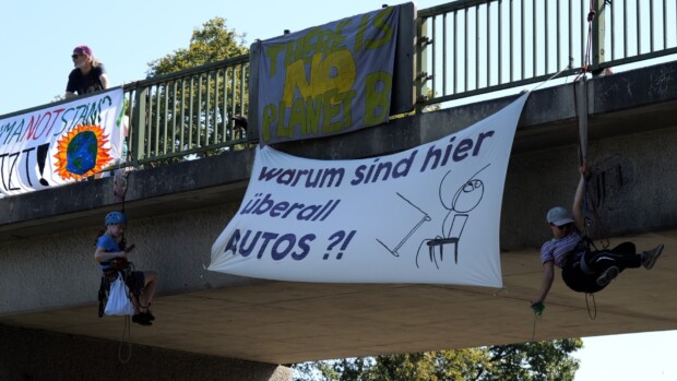 RolandTichy's tweet card. Mit richterlicher Genehmigung wurde eine Autobahn gesperrt – damit sich Klima-Aktivisten von einer Brücke abseilen und dort Plakate anbringen konnten. Wegen der Vollsperrung kam es zu einem Stau und...