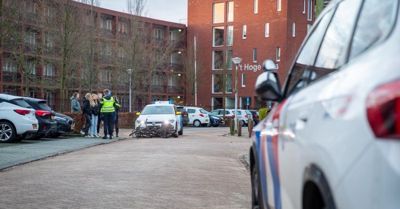 Botsing tussen fietsers en lesauto