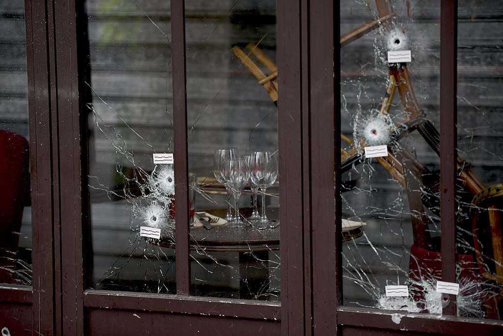 SelmaLabib's tweet card. Les attentats du 13 novembre 2015 en France s’inscrivent en réalité dans un contexte de guerres et d’ingérences impérialistes. Un fruit des guerres impérialistes En 2006, Al-Qaïda et d’autres groupes...