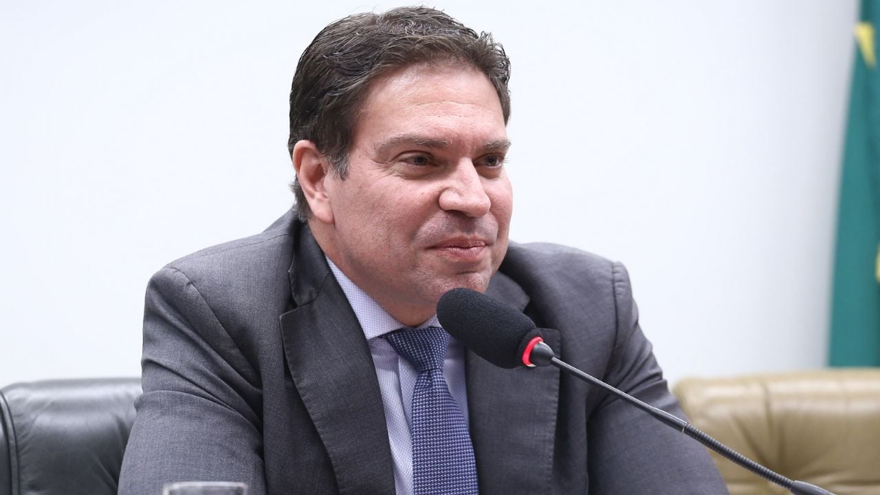 revistaforum's tweet card. Condenado a mais de 16 anos de prisão pelo STF e proibido de sair do país, Ramagem fugiu para Miami e, de lá, votou a favor do projeto relatado por Derrite