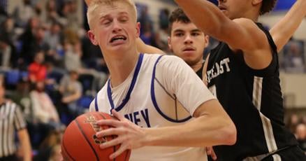 SportsHubBlog's tweet card. Will Vanderbeek led the Bearcats with 16 points, while Jack Dahlgren had 15 points and seven rebounds.