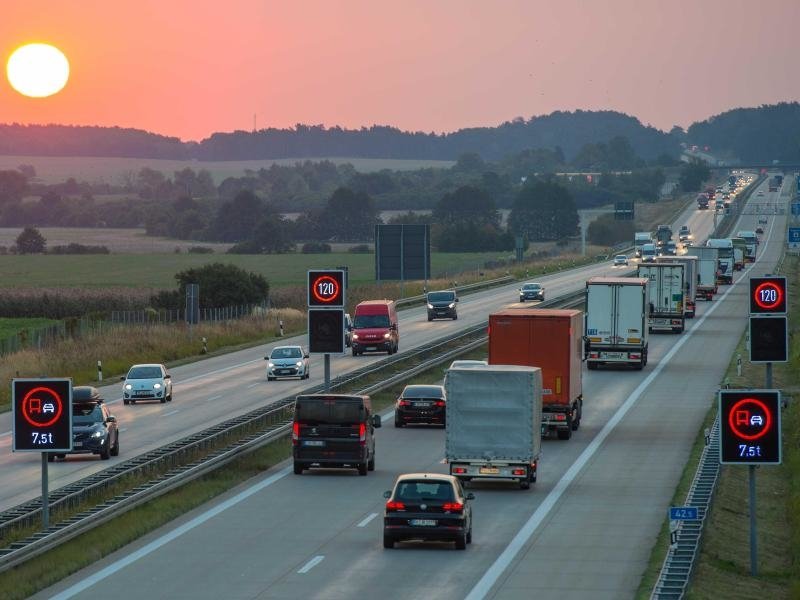 echo_pbreyer's tweet card. Ein Datenschutzaktivist vom Freiheitsfoo und ein Pirat wollen das Streckenradar an der B6 bei Hannover vor dem Verwaltungsgericht zu Fall bringen.