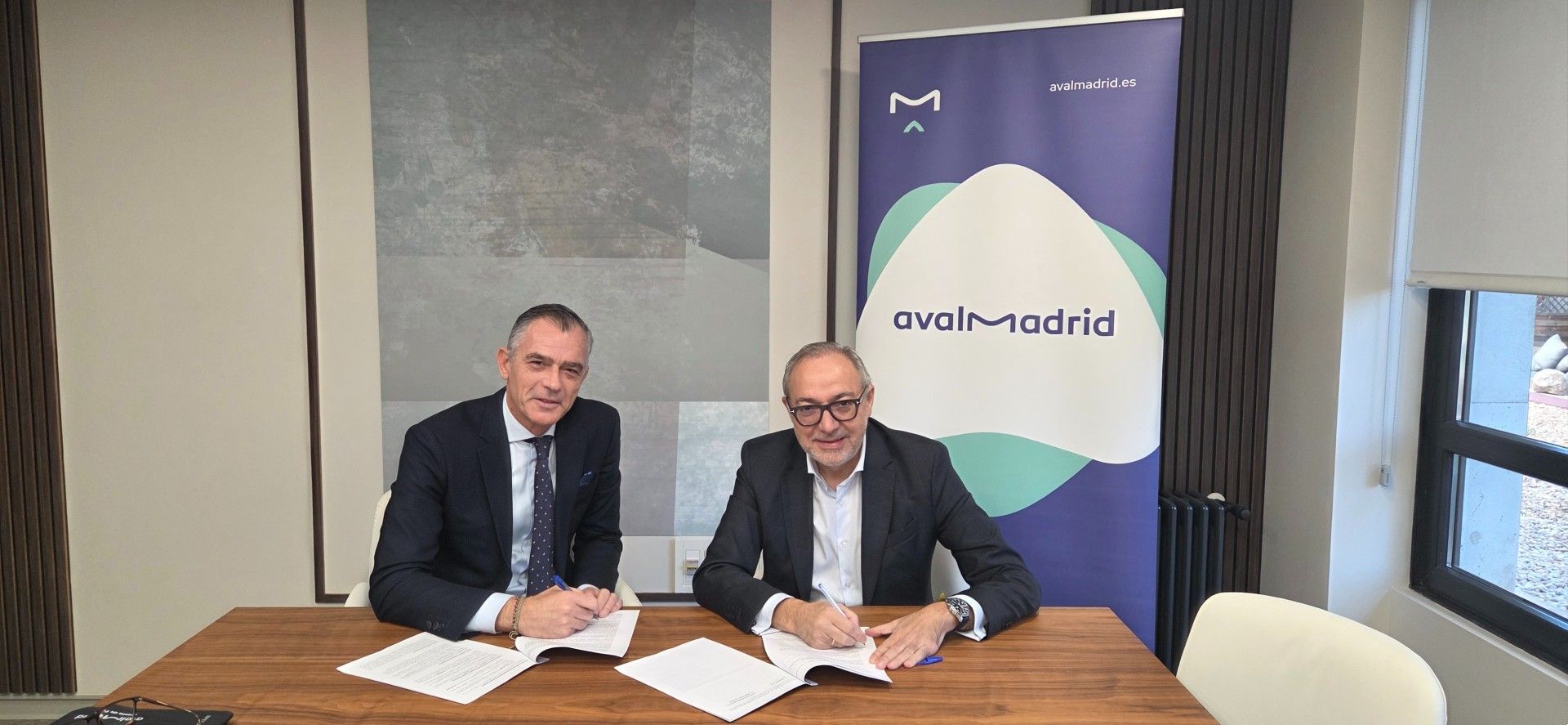 CEmprendeRadio's tweet card. Avalmadrid y Banco de Depósitos firman un convenio de colaboración para financiar a pymes y...