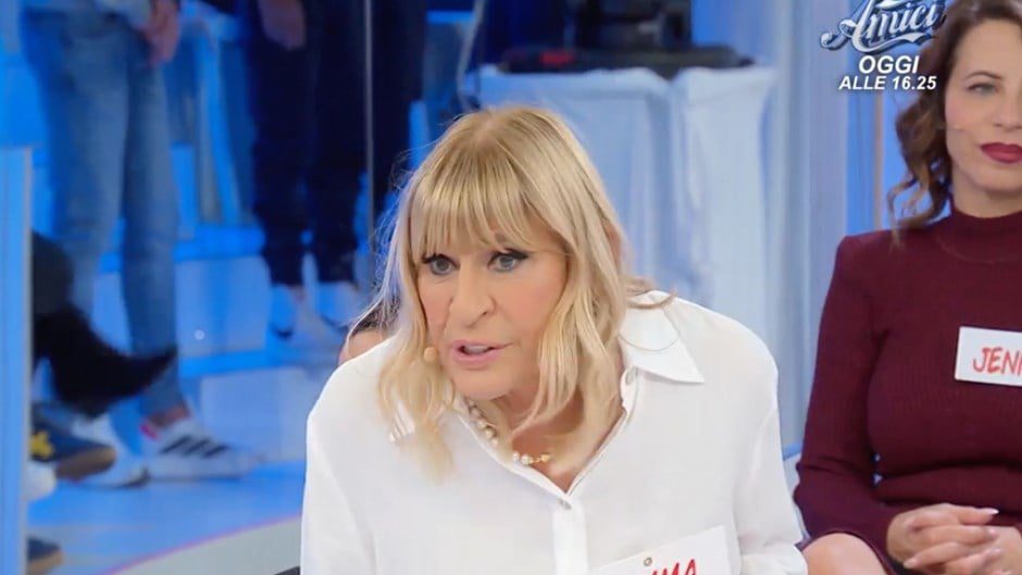 Tv3Blog's tweet card. Gemma Galgani perde il controllo a Uomini e Donne: insulti e gesto shock contro Mario Lenti, pubblico sconcertato.
