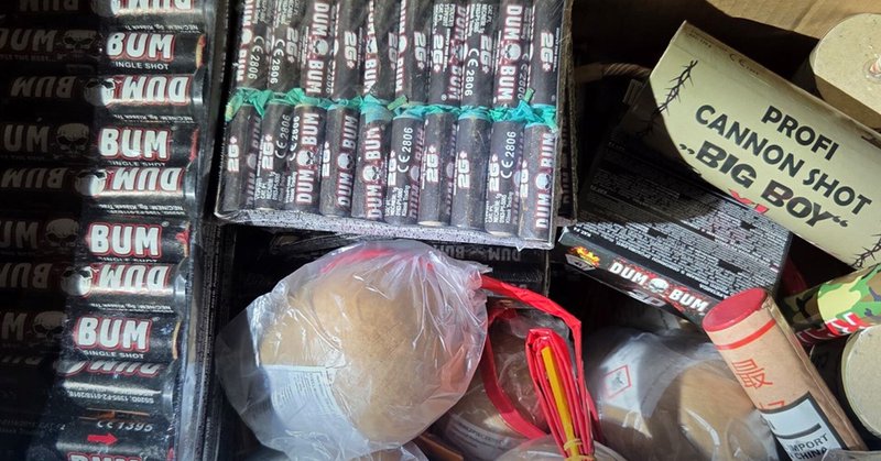 Politie vindt tientallen kilo's zwaar verboden vuurwerk in Ede, twee aanhoudingen