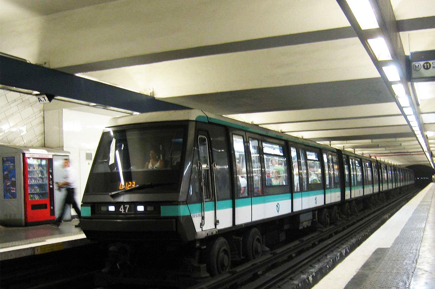 fadouce's tweet card. La RATP a installé des caméras dont les systèmes basés sur l'intelligence artificielle peuvent savoir si les usagers portent un masque ou non.