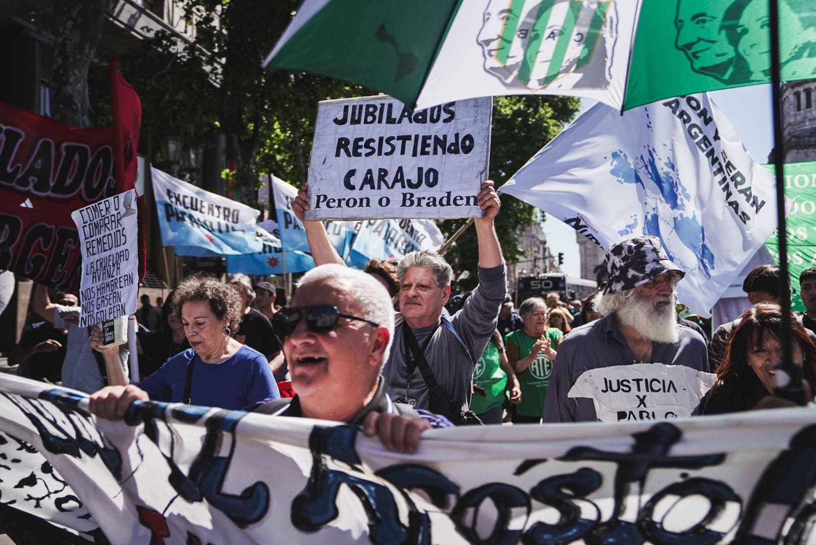 Lavacatuitera's tweet card. “Miércoles de jubilados”, anuncia un grafiti pintado de rojo en medio de la plaza de los dos Congresos. La proclama denota una costumbre. Lo habitual. Algo