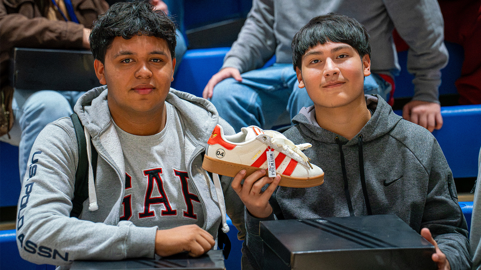 SpringEspanol's tweet card. Premium Goods, una tienda de calzado deportivo con sede en Houston, visitó Dekaney High School el 21 de noviembre para sorprender a los estudiantes de Auto Tech con un nuevo par de zapatos Premium...