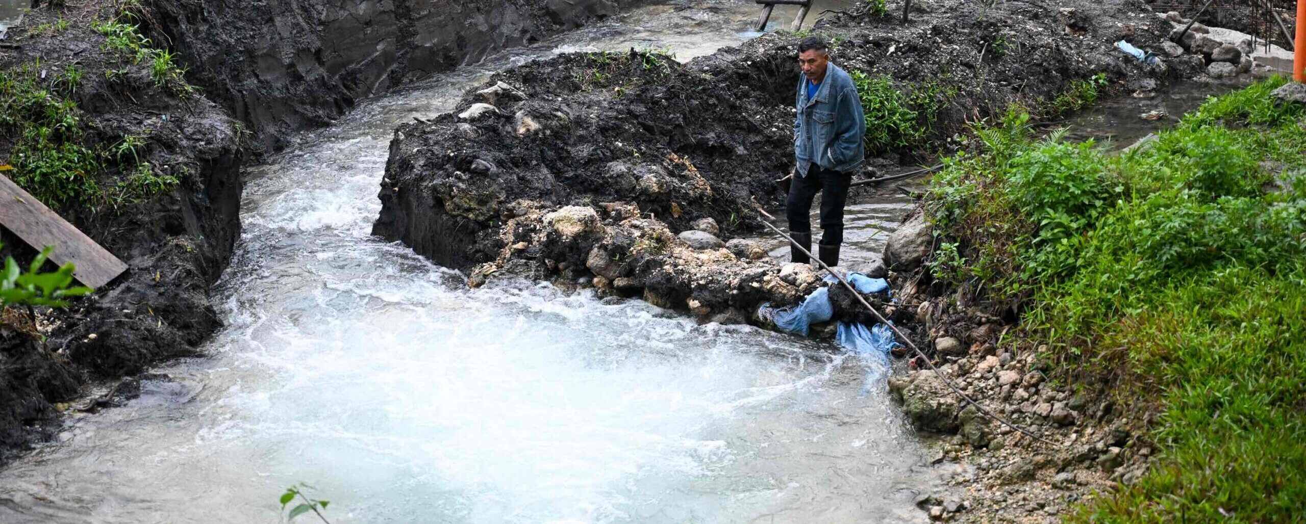 AgenciaOcote's tweet card. En la Zona Reina, Quiché, donde el Estado casi no llega, las comunidades crearon microcentrales con las cuales generan energía eléctrica.