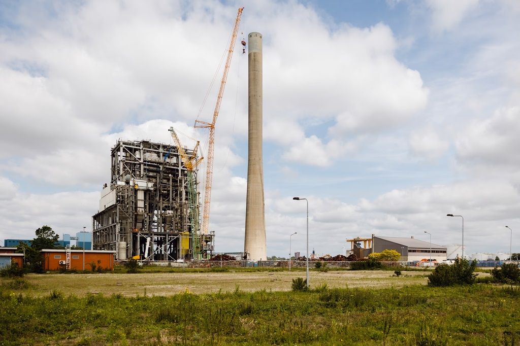 HeavyLift_News's tweet card. Sarens has successfully dismantled the 175m chimney of the former Hemweg 8 coal power plant in Amsterdam, using a Tadano CC 38.650-1 crawler crane equipped with a demolition robot! To tackle this...