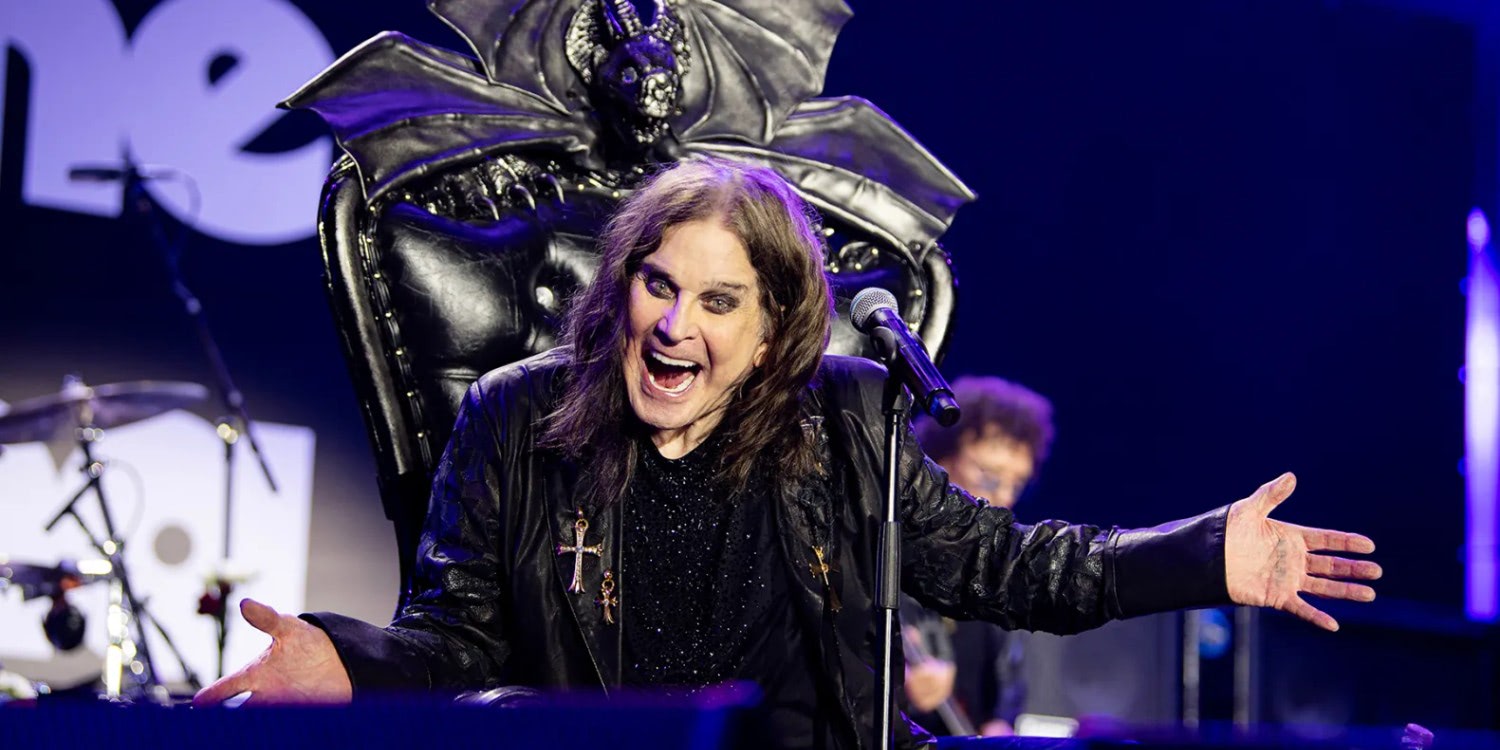 rollingstonejp's tweet card. オジー・オズボーン（Ozzy Osbourne）が、ブラック・サバスとしての最終公演を収録した映画『Back to the Beginning: Ozzy’s Final Bow』で、再びステージに別れを告げる。このライブ映画は