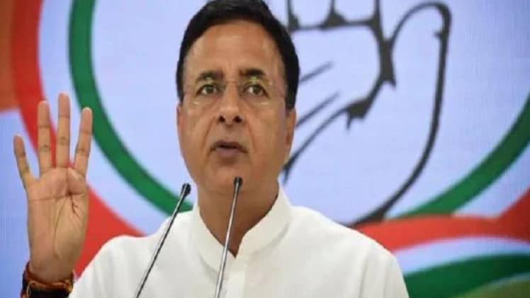 aajtak's tweet card. रणदीप सुरजेवाला ने कहा कि राफेल का भारत में स्वागत! वायुसेना के जांबाज लड़ाकुओं को बधाई. आज हर देशभक्त ये ज़रूर पूछे- 1. 526 करोड़ का एक रॉफेल अब 1670 करोड़ में क्यों? 2. 126 रॉफेल की बजाय 36 ही...