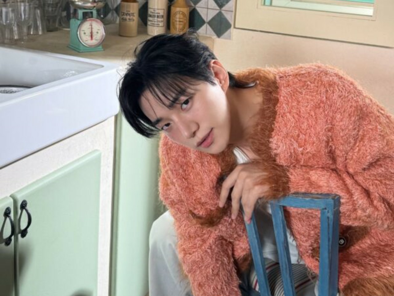 wow_ko's tweet card. イ・ジュノの2026年のシーズンズグリーティングの一部が公開された。サーモンピンクのあたたかいジャケットを着たジュノの姿が盛り込まれている。