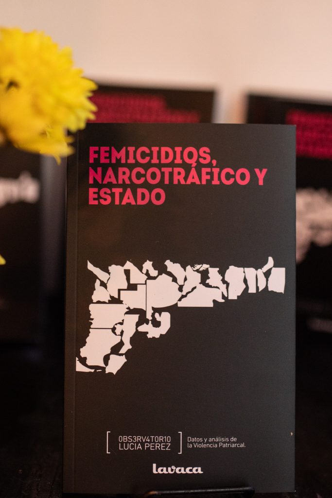 Lavacatuitera's tweet card. Este domingo 16 de noviembre presentamos el nuevo libro del Observatorio de Violencia Patriarcal Lucía Pérez, editado por lavaca, con una perfomance