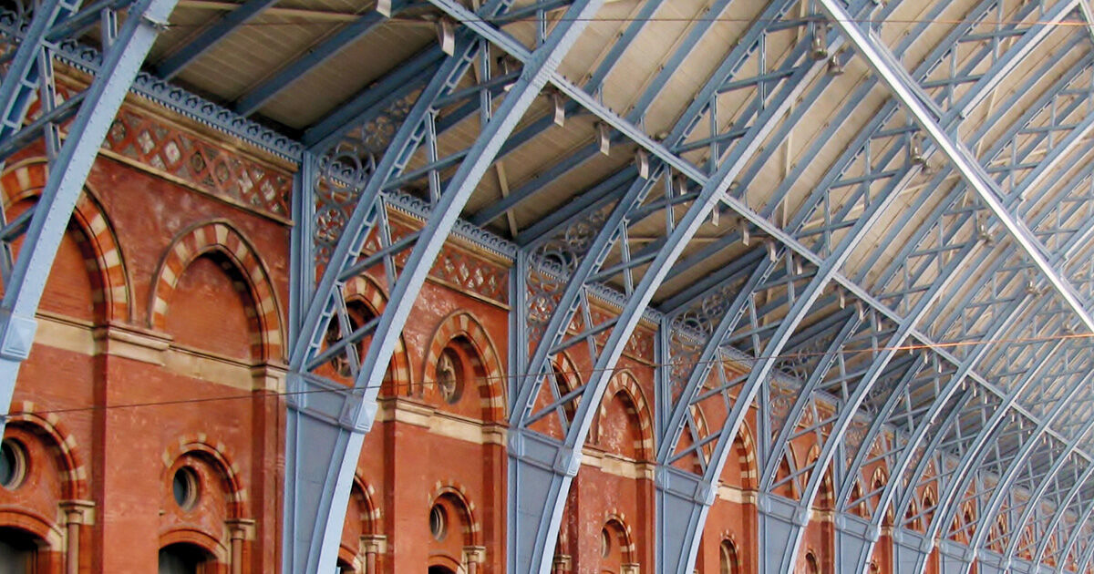 PesquisaFapesp's tweet card. Documentos históricos recém-descobertos indicam que o método de produção de ferro forjado foi criado no século XVIII por metalúrgicos negros na Jamaica e levado para a Inglaterra pelo empresário...