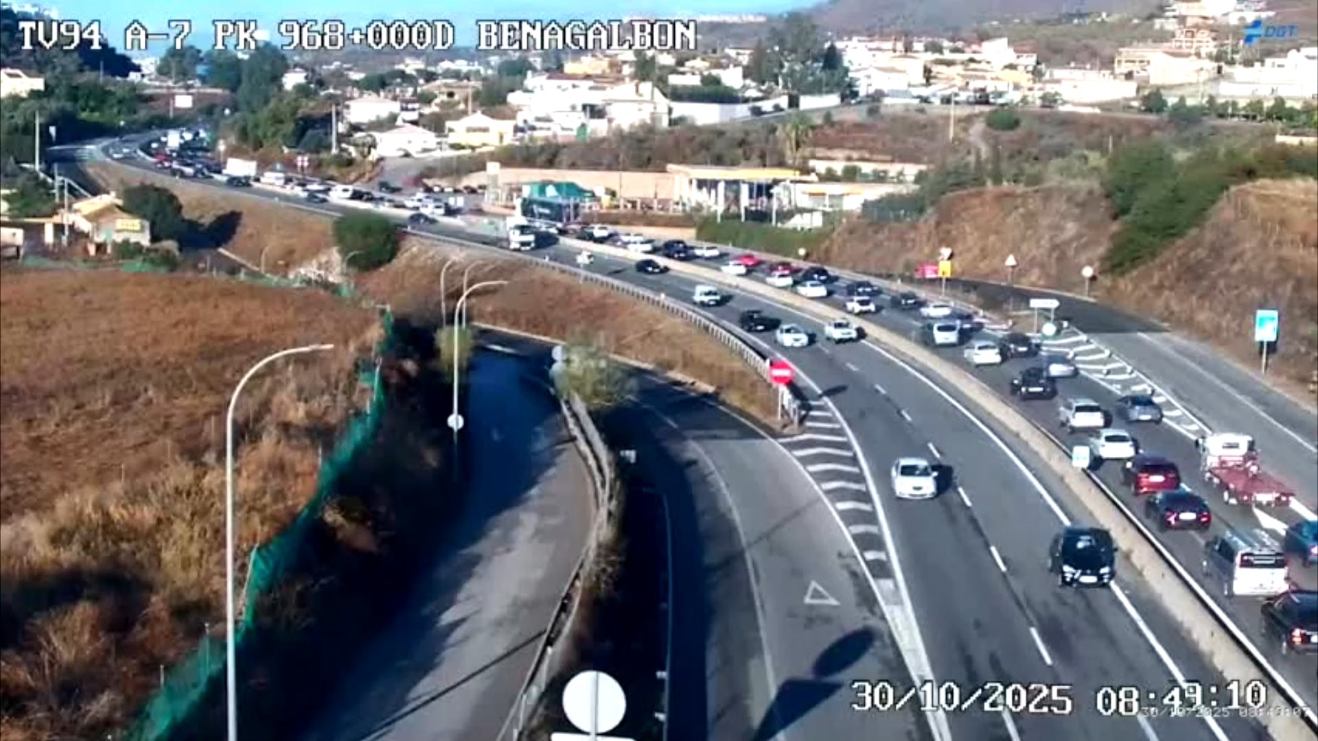 CanalMalagaRTV's tweet card. La avería de un camión, anoche, provoca caravanas hasta bien entrada la mañana. El presidente de Diputación pide la dimisión del Subdelegado del Gobierno por este nuevo colapso.