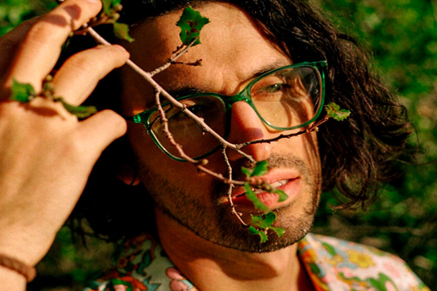 revistafreim's tweet card. Dog Delarue es el alter ego artístico de Ignacio Vizcarra, cantante, compositor y productor chileno que canaliza su visión musical en proyectos íntimos y