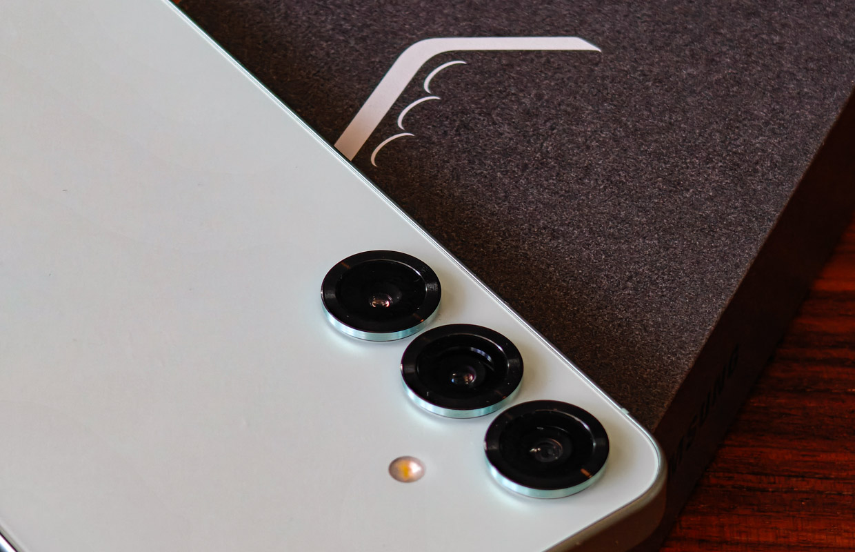 AndroidPlanet's tweet card. Tijdens Black Friday is de Samsung Galaxy S25 op verschillende plekken in de aanbieding. We zetten de beste acties op een rij.