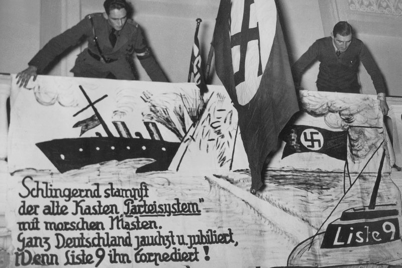 Elektronews's tweet card. Angesichts der Wahlerfolge der Rechtsaußenpartei AfD wird auf Demonstrationen und im Bundestag vor Verhältnissen wie kurz vor 1933 gewarnt. Aber was bringt der Vergleich? Fragen an Jens Bisky.