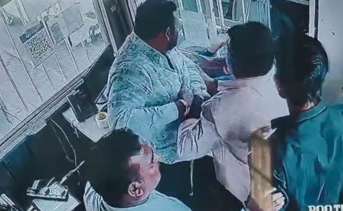 ShivAroor's tweet card. A BJP leader's son allegedly assaulted toll booth staff in Karnataka for asking him to pay the fee.