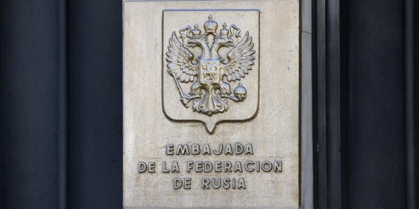 AlternanceCfpj's tweet card. ANALYSE. En grande partie privée de ses médias d’Etat en Europe, où RT et Sputnik sont bloqués, la Russie utilise désormais les comptes Twitter et Facebook de ses ambassades pour multiplier les...