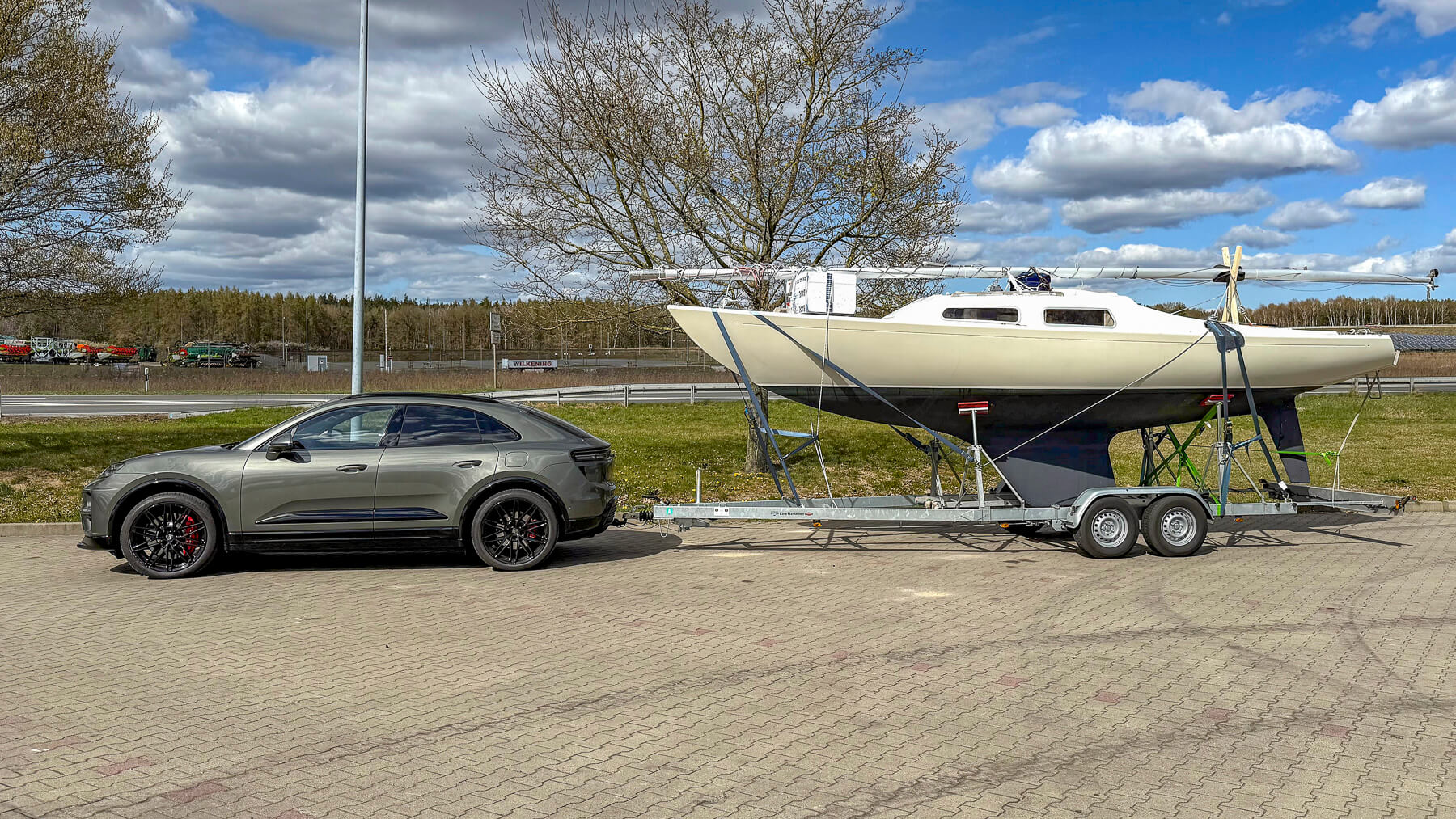 Sea_Help's tweet card. Sind e-Autos für Trailer geeignet? Der Porsche e-Macan im harten Zugfahrzeug-Test.
